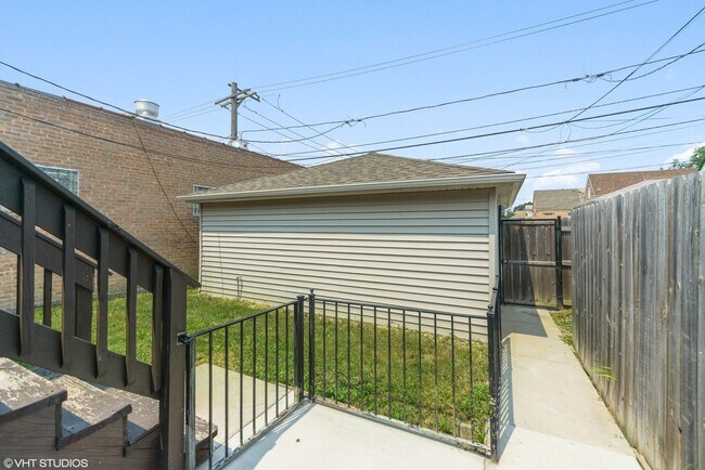 Building Photo - 6042 W 63rd St