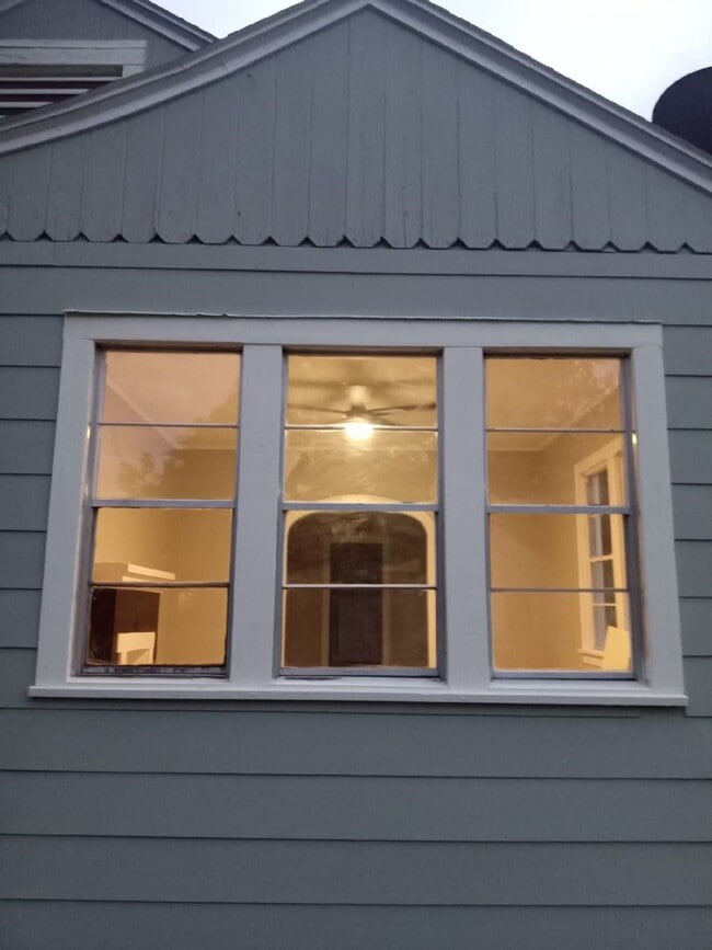 Building Photo - 1/2 OFF  FIRST MONTHS RENT LARGE REMODELED 2 BEDROOM HOUSE