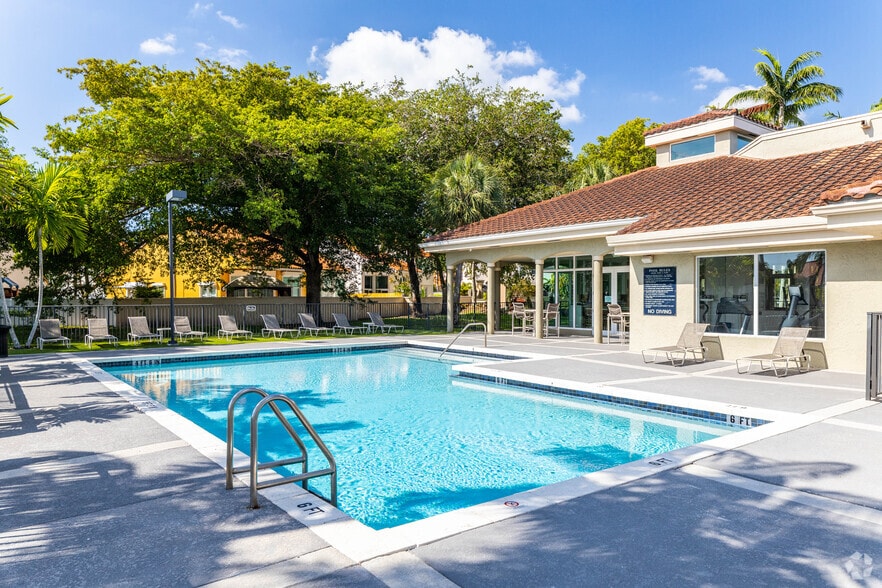 Pool - La Vue at Emerald Pointe