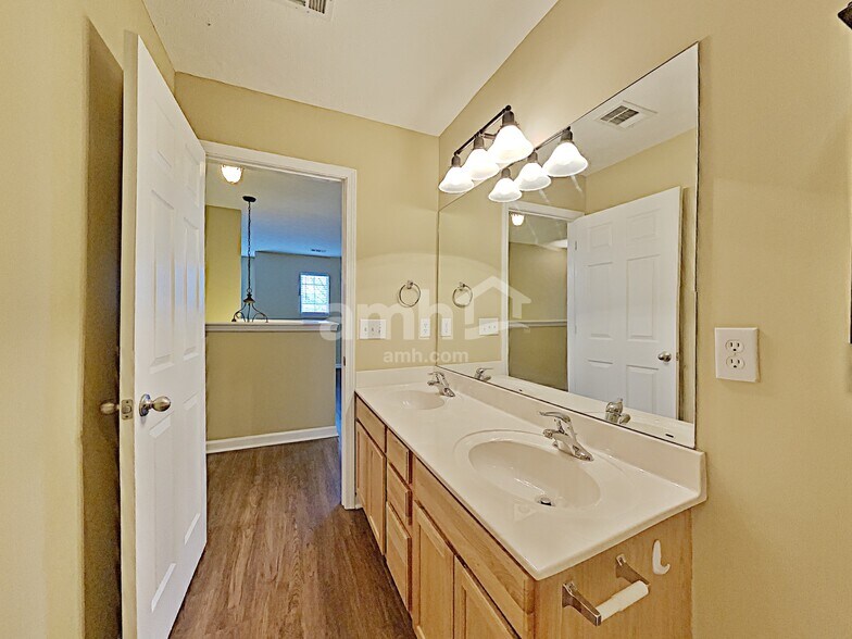 Building Photo - 226 Vintage Cir