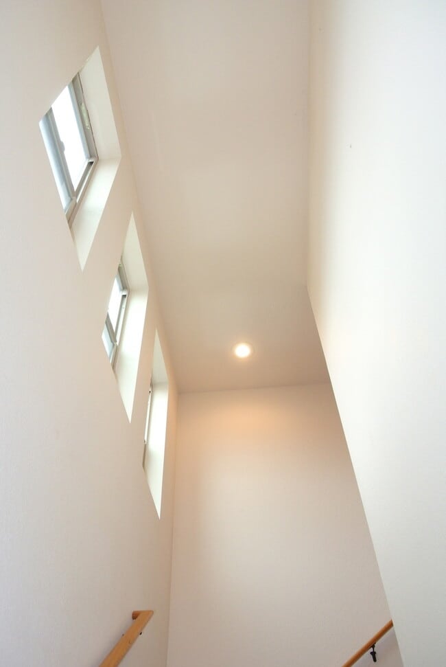 Building Photo - Corvallis Comfort & Convenience: Spacious 3-bedroom, 2.5 bath  Townhome