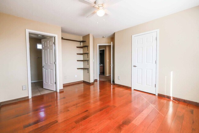 Building Photo - 3 BEDROOM HOME!
