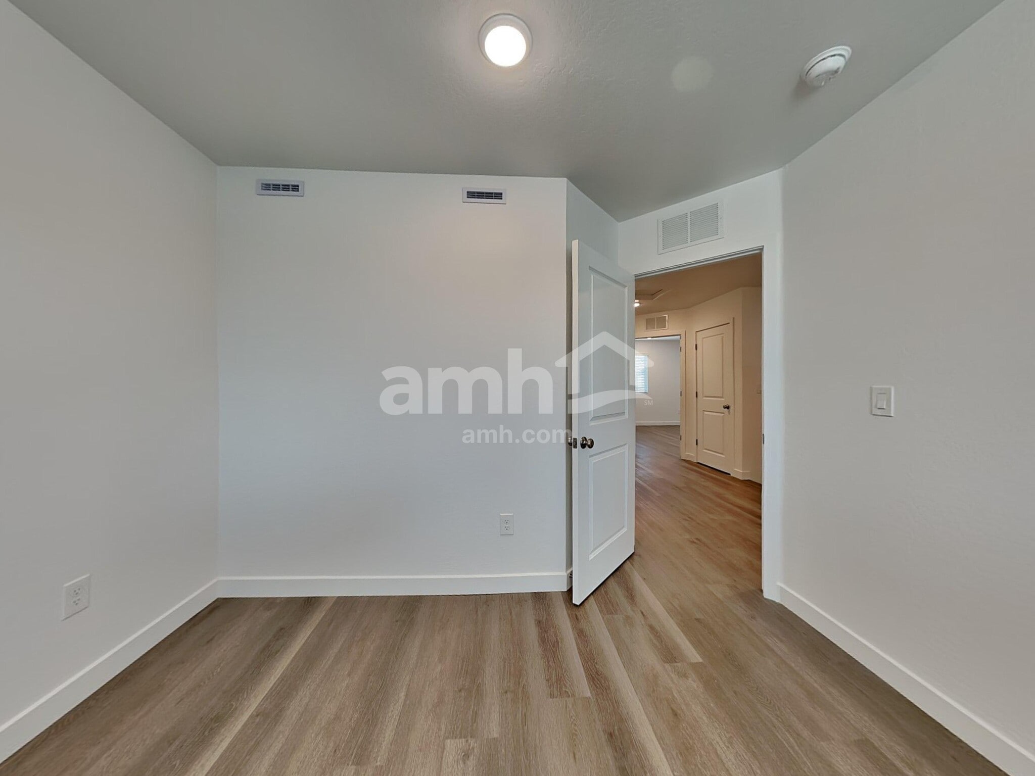 Building Photo - 9822 W Parkway Dr