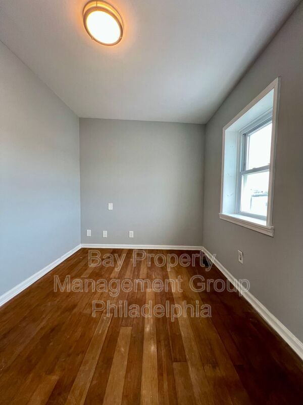 Building Photo - 827 Almond St
