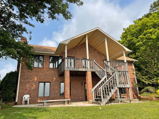 Building Photo - Three Bedroom Brick Ranch in Terrell with beach access to Lake Norman