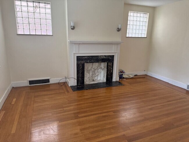Building Photo - 4 Bedroom/ 1 Bath Single Family Home Pittsburgh, PA 15217