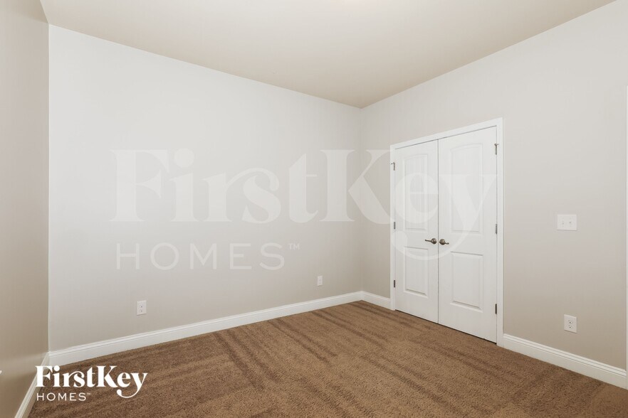 Building Photo - 1000 Yorkshire Dr