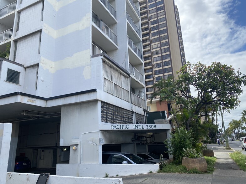 Building Photo - 2509 Ala Wai Blvd