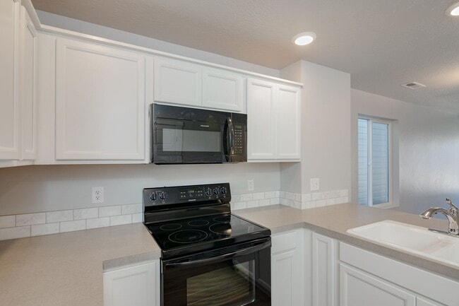 Building Photo - Beautiful, Modern 2 Bedroom Cottage Available!