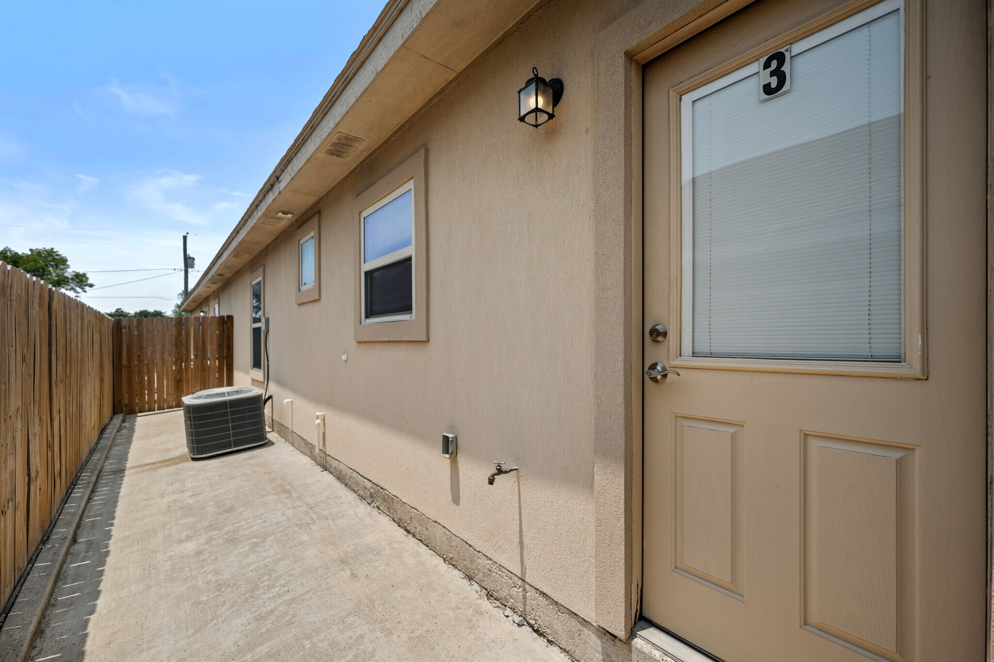 Building Photo - 812 E Myrtle Beach Ave