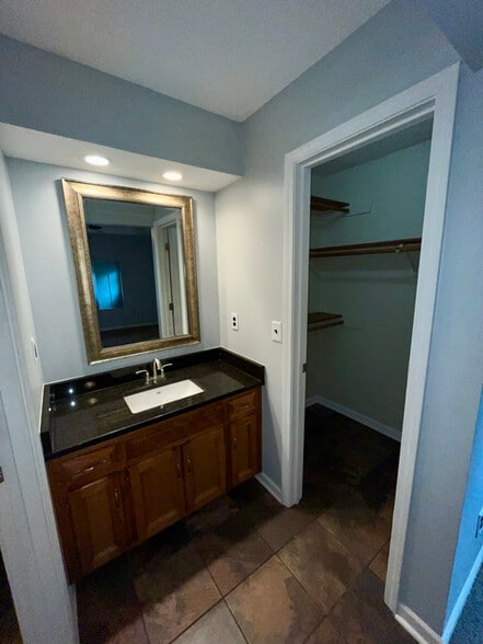 Building Photo - 1433 SW Highland Dr