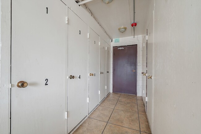 Building Photo - 7117 W 93rd St