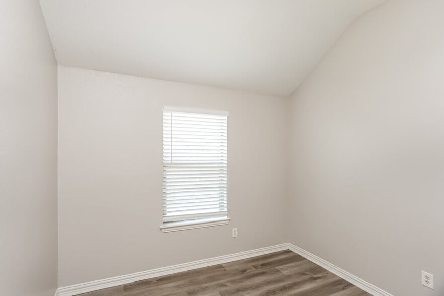 Building Photo - 205 S Chestnut St