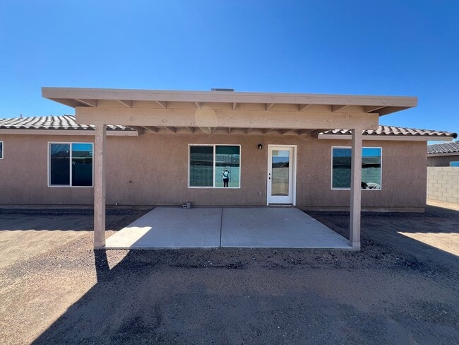 Building Photo - NEWER 3 BEDROOM HOME!