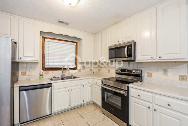 Building Photo - Fantastic 3bd/2.5ba home! Let yourself in!