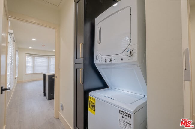 Building Photo - 216 N Catalina Ave