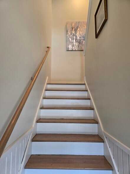 Apartment entrance - 114 S Hermitage Rd
