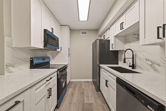 Building Photo - 1860 White Oak Dr