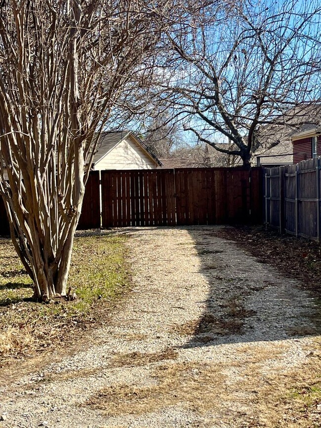 Building Photo - Historic neighborhood - 2/1 - Pets Welcome...