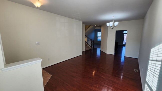 Building Photo - Spacious, Large, Luxury 3 Bedroom Townhous...