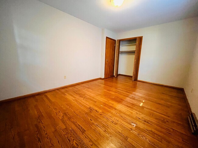 Building Photo - Single Family Home - 3 bedrooms and 1.5 ba...