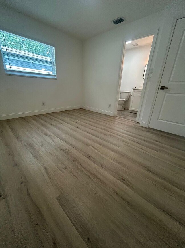 Building Photo - Stylish Tranquil duplex - Near Belleair Beach