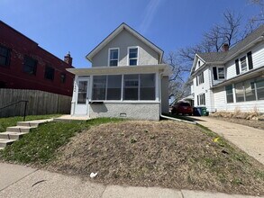 Building Photo - Charming 2-Bed upper Duplex in NE in Minneapolis