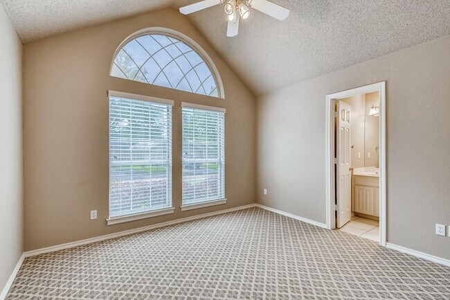 Building Photo - 5930 River Bend Dr