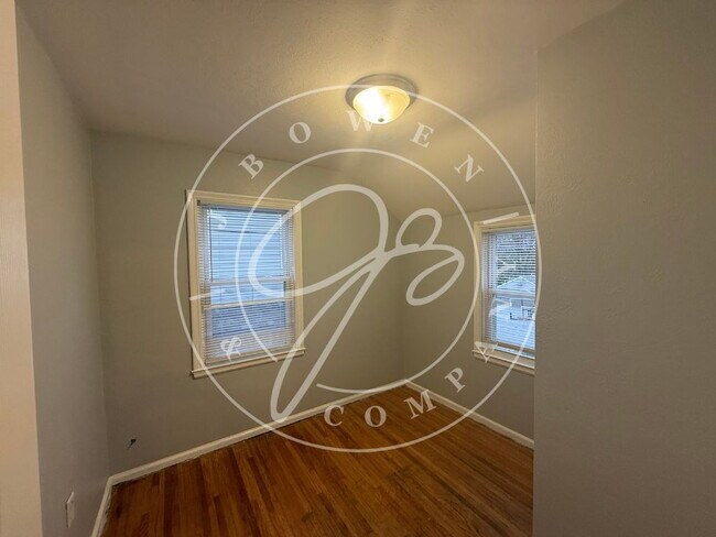 Building Photo - 3-Bedroom 1 1/2 Bathroom home in West Toledo with Hardwood Floors!