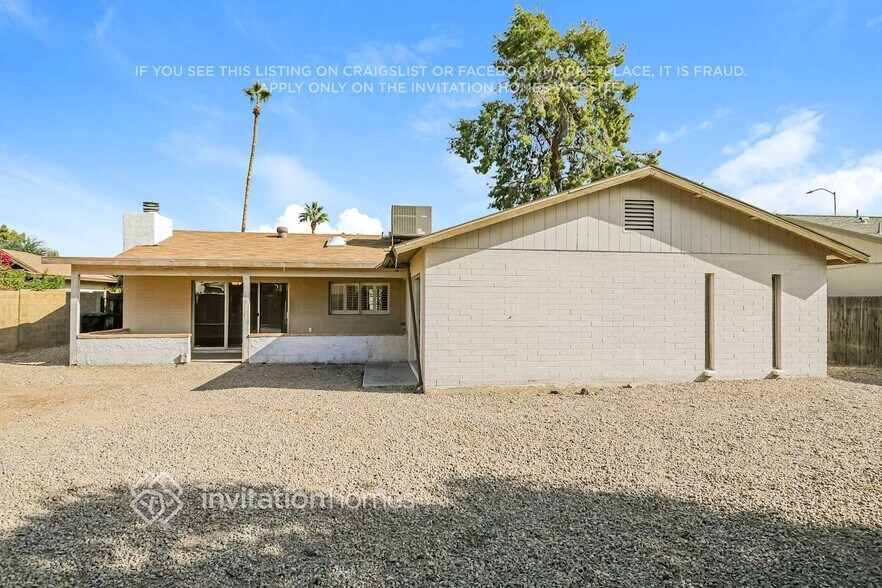 Building Photo - 2742 S Las Palmas