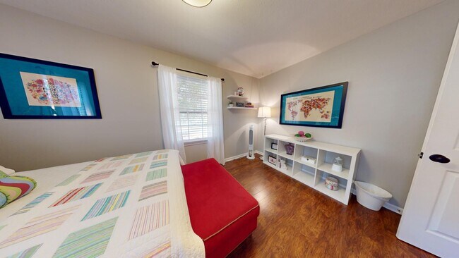 Building Photo - Super Cute One Level Home 1 mile from Toom...