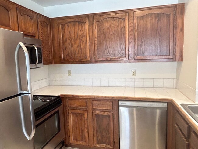 Building Photo - Spacious 2 Bedroom, 2 Bathroom Condo