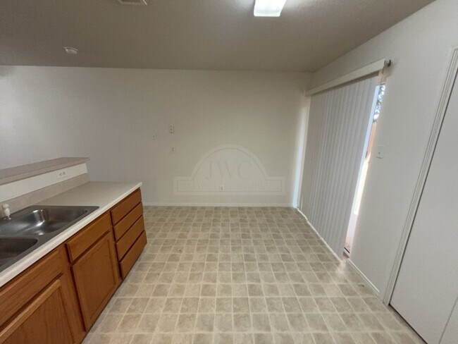 Building Photo - 315 Creek