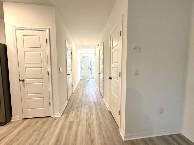 Building Photo - 2933 Canary Ave