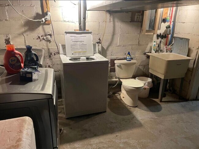 Building Photo - 756 3rd St