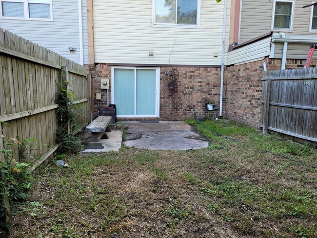 Building Photo - Townhouse in the Heart of Virginia Beach!