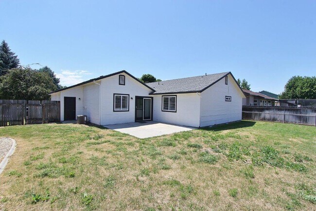 Building Photo - Immaculate Single-Level Home in Quiet Neighborhood