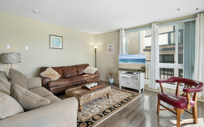Building Photo - 565 Esplanade