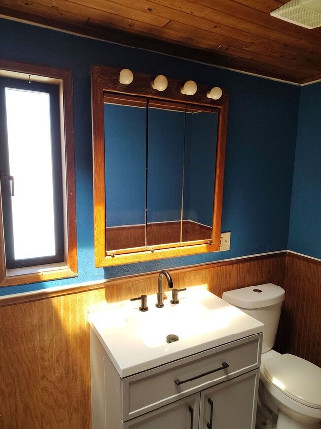 Building Photo - Great 2-bedroom home close to downtown