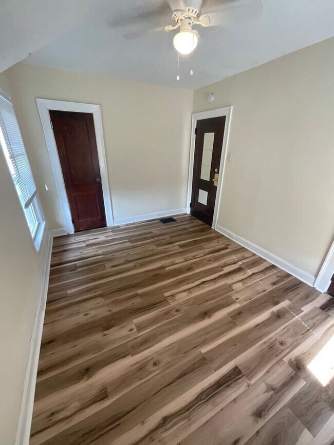 Building Photo - *2027* 4 Bed House!! Great Spot!!