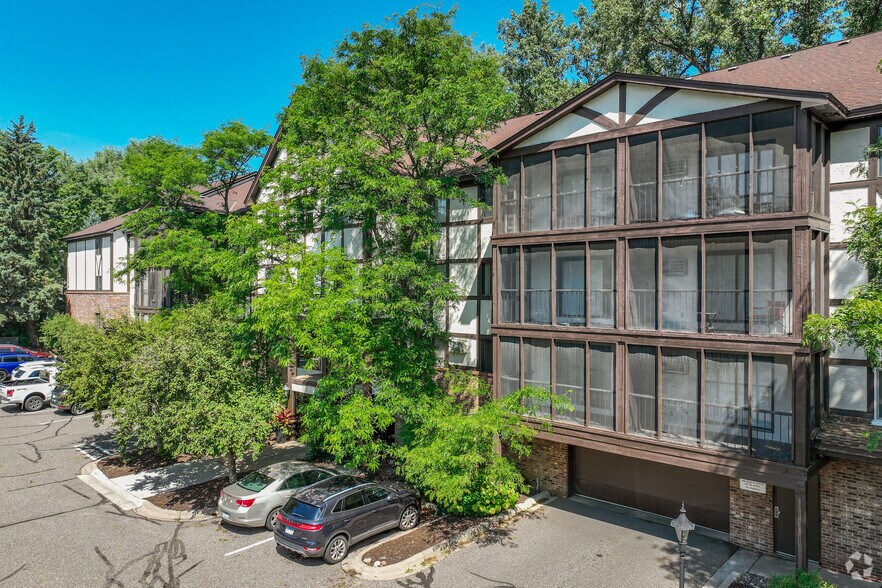 Building Photo - Valley Creek West