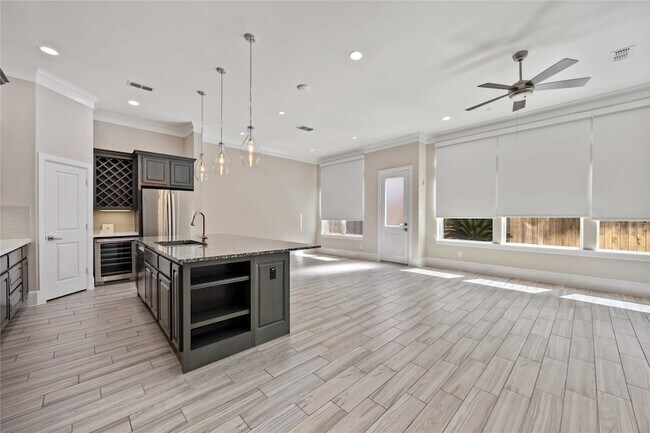 Building Photo - 6723 Sussex Manor St