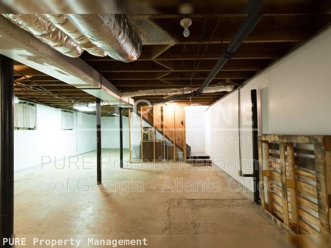 Building Photo - 2435 Woodacres Rd NE