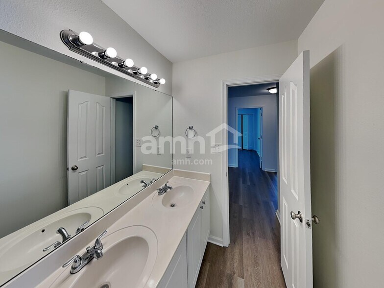 Building Photo - 10717 Pointer Ridge Dr