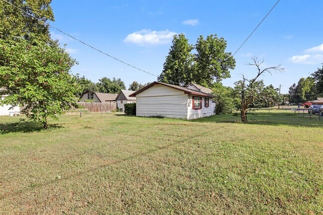 Building Photo - 207 E Juniper Ln