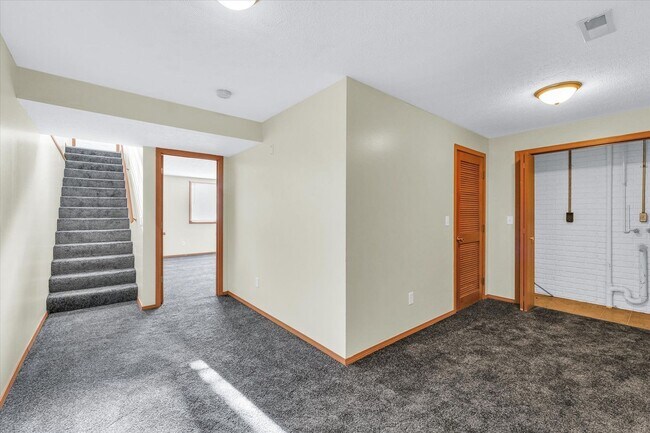 Building Photo - Spacious 3-Bed, 3.5-Bath Townhome with Attached Garage Overlooking Clearwater Park