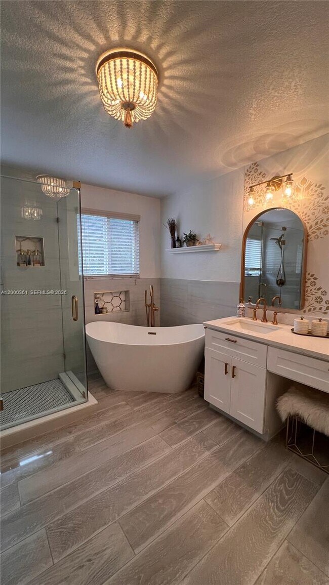 Building Photo - 6762 Via Regina