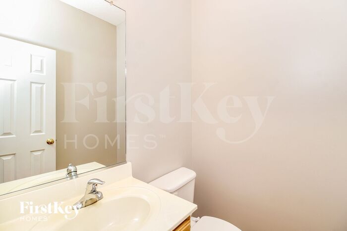 Building Photo - 6161 Glen Way Dr