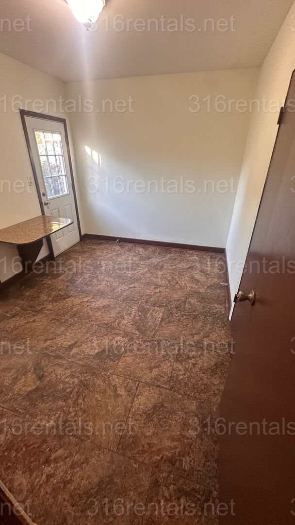 Building Photo - $775 - 1 bed 1 bath - Duplex