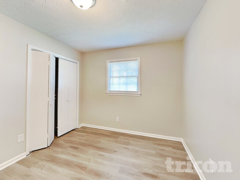 Building Photo - 2906 Deshong Dr SW